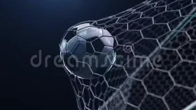 足球以缓慢的动作漂亮地飞进球门. 足球飞进球门，在耀斑上弯曲格子